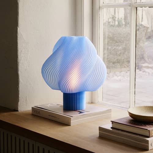 Lampe de table Soft Serve Grande bleu / H 35 cm - CRÈME ATELIER - Sorbet myrtille - PLA recyclé