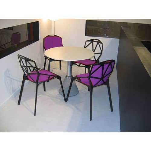 Chaise empilable Chair one métal noir / Konstantin Grcic, 2003 - Magis - Noir / Pieds noirs - Aluminium verni, Fonte d\'aluminium vernie