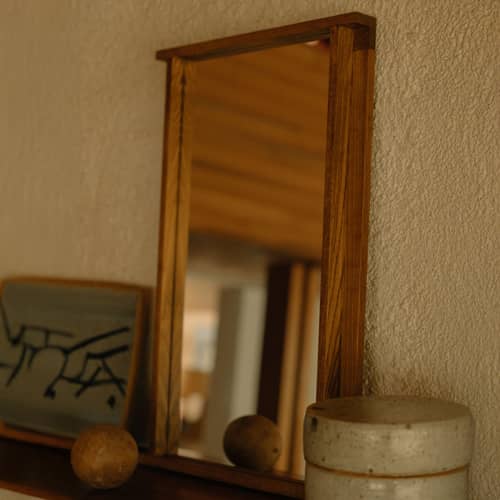 Miroir mural Symmetry Small bois naturel / L 45,8 x H 71 cm - Frama  - Frêne miel -  Verre miroir, Frêne massif teinté