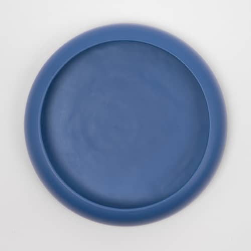 Coupe Omar 02 / Plat - Large / Ø 30,8 x H 6,3 cm - Fait main - raawii - Bleu électrique - Céramique émaillée