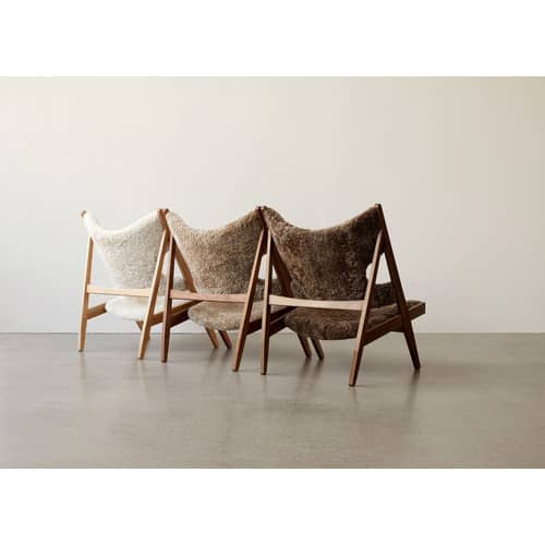 Fauteuil rembourré Knitting tissu bois blanc / Peau de mouton - Réédition 1951 - Audo Copenhagen - Blanc / Chêne clair - Chêne massif, Mousse, Peau de mouton