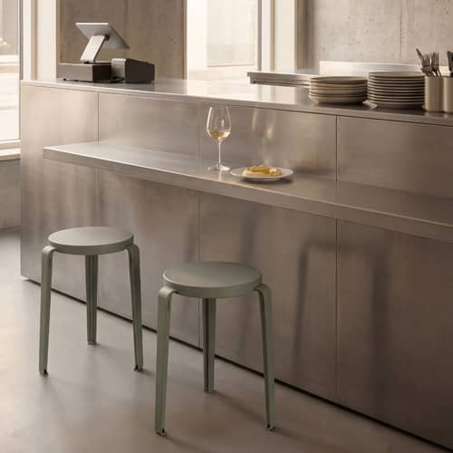Tabouret empilable Lou Chroma bois vert / Bois éco-certifié - TIPTOE - Gris eucalyptus - Acier, Bois éco-certifié