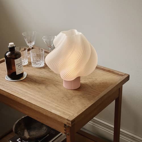 Lampe de table Soft Serve Regular rose / H 26 cm - CRÈME ATELIER - Sorbet Fraise des bois / blanc - PLA recyclé