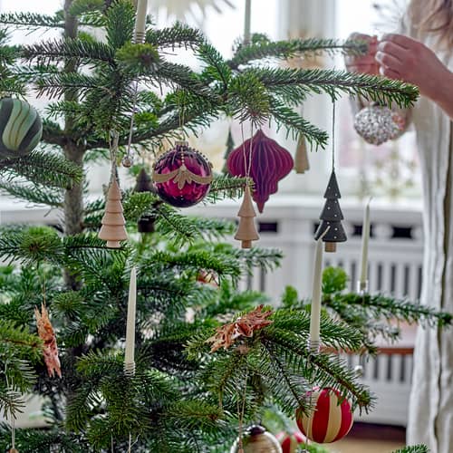 Weihnachtskugel Jayli holz grün / Durchmesser 3 – Höhe 11,5 cm - Bloomingville - Grün - Kautschukholz