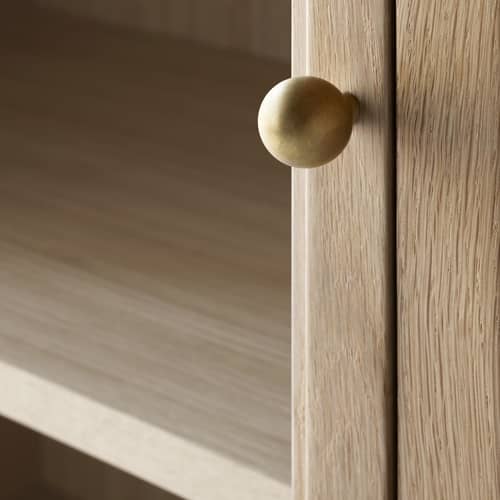 Geschirrschrank Trace Single SC87 holz natur / L 50 x H 192 cm - &tradition - Eiche natur - Eichenfurnier, massive Eiche, Massives Messing
