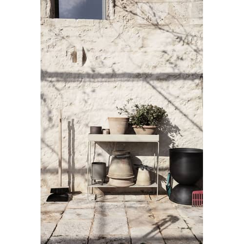 Jardinière sur pied Plant Box Two métal beige / Rangement - 2 niveaux  - L 80 x H 75 cm x Prof. 25 cm - Ferm Living - Beige Cachemire - Acier laqué époxy