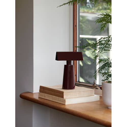 Lampe sans fil rechargeable Caret MF1   /  H 22 cm - &tradition - Bordeaux foncé - Acier laqué