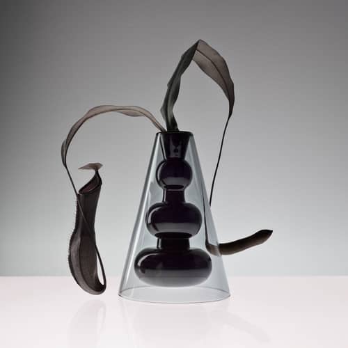 Vase Bump Cone noir / Ø 15 x H 22 cm - Verre soufflé - Tom Dixon - Gris fumé / Noir - Verre borosilicate soufflé