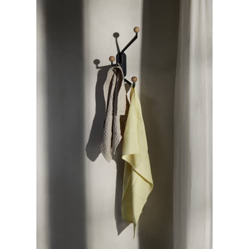Capture Small SC74 Wall coat rack metal multicoloured grey / 3 pivoting arms - D 16 x H 26 cm - &tradition - Graphite / Multicoloured hooks - Aluminium, Lacquered solid oak