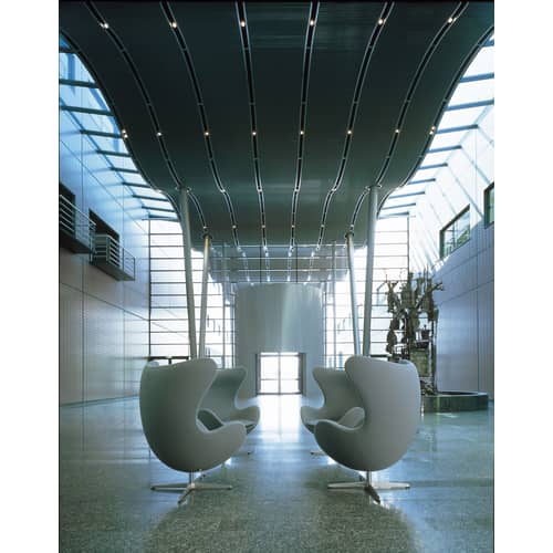 Fauteuil pivotant Egg chair  / Arne Jacobsen, 1958 - Tissu Gabriele - Fritz Hansen - Taupe - Aluminium poli, Fibre de verre, Mousse polyuréthane, Tissu