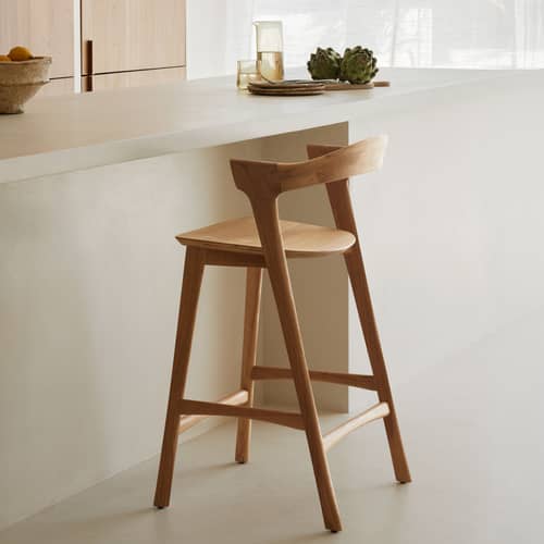Sedia da bar Bok legno naturale / H 66 cm - Seduta in pelle - Ethnicraft - Rovere naturale verniciato / Pelle Cognac - Pelle, Rovere massello verniciato, Schiuma di poliuretano