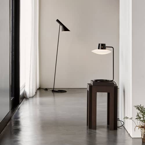 Tischleuchte AJ Oxford metall schwarz / Arne Jacobsen, 1963 - H 41,3 cm - Louis Poulsen - MÖBELZUBEHÖR: Schwarz & Opalfarben - geblasenes Glas, Stahl
