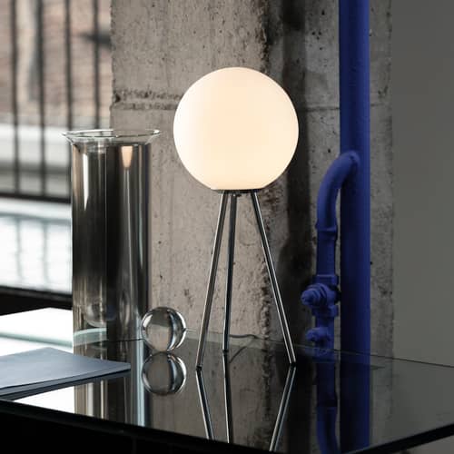 Lampada da tavolo Signorina vetro bianco - Fontana Arte - Bianco / Piedini in metallo cromato - Metallo cromato, vetro soffiato