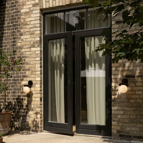 Applique d\'extérieur Liila OUTDOOR - NUURA - Noir / Blanc opalin - Mouth blown glass, Thermolacquered aluminium