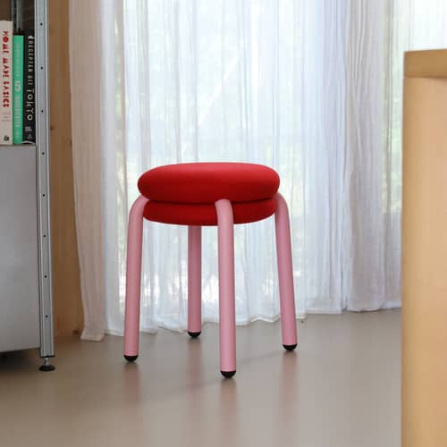 Tabouret rembourré Macaron tissu rouge - & klevering - Tissu rouge / Rose - Métal laqué, Mousse, Tissu recyclé
