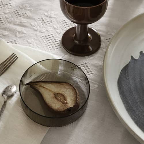 Coppetta Ripple vetro grigio / Set di 4 - Vetro striato - Ferm Living - Grigio fumé - Vetro soffiato a bocca