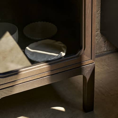 Credenza con piattaia Trace Single SC87 legno marrone / L 50 x H 192 cm - &tradition - Rovere tinto scuro - Impiallacciatura rovere, Ottone massiccio, Rovere massello