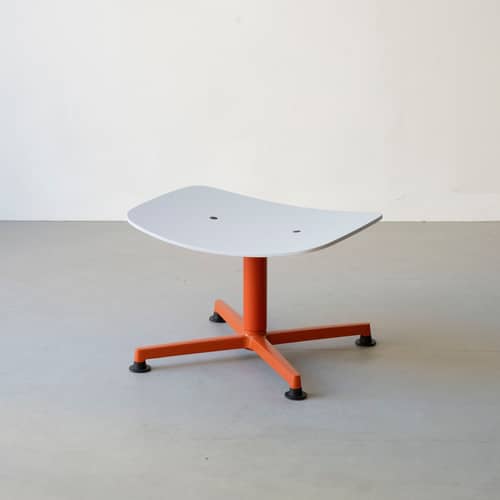 Repose-pieds Arba / Contreplaqué - Bouroullec, 2024 - raawii - Gris clair / Base orange - Acier, Aluminium, Contreplaqué