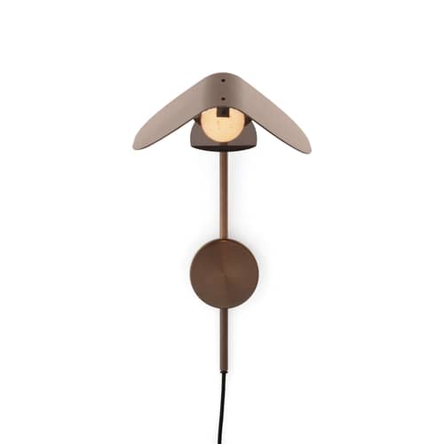 Applique con presa Wing metallo marrone / Girevole - H 47 cm - Audo Copenhagen - Bronzo - Acciaio, Alluminio