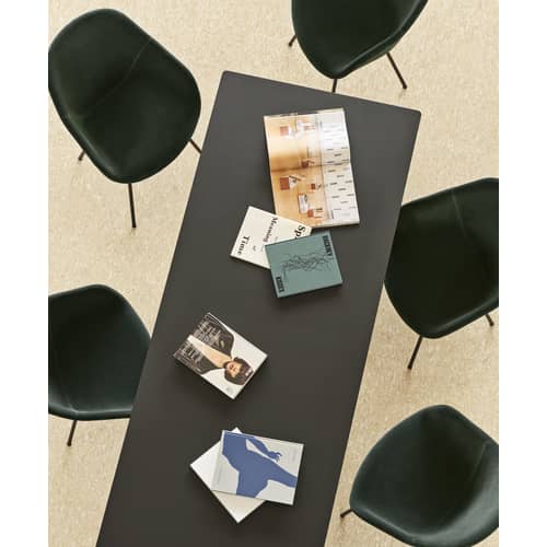 Fauteuil rembourré About a chair AAC127 tissu vert / Dossier haut - Velours intégral & métal / Seconde vie - Hay - Velours vert / Pieds noirs - Acier thermolaqué, Mousse polyuréthane, Polypropylène renforcé, Velours