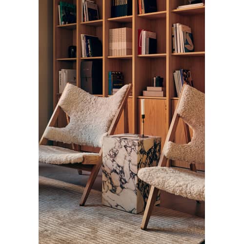 Fauteuil rembourré Knitting tissu bois blanc / Peau de mouton - Réédition 1951 - Audo Copenhagen - Blanc / Chêne clair - Chêne massif, Mousse, Peau de mouton