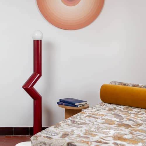 Lampada a stelo Déviation Simple by Axel Chay metallo rosso / H 120 cm - Esclusivo - Axel Chay - Bordeaux - Alluminio laccato, Vetro