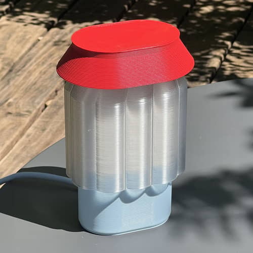 Lampe de table Nour / Plastique recyclé - Fabriqué en France - Warren & Laetitia - Bleu ciel / Rouge - Plastique recyclé