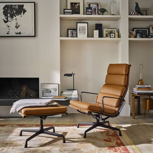 Fauteuil pivotant Soft Pad Lounge EA 222 cuir marron / Inclinable - Eames, 1969 - Vitra - Cognac (cuir) / Pied noir - Aluminium injecté, Cuir de vache, Mousse polyuréthane