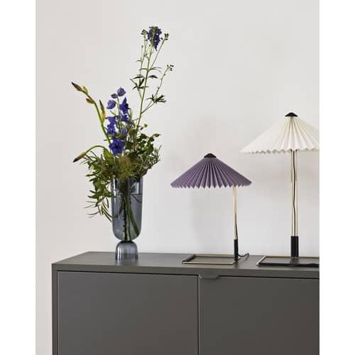 Lampe de table Matin Large LED tissu blanc / H 52 cm - Hay - Blanc / Laiton poli - Acier finition laiton, Coton plissé