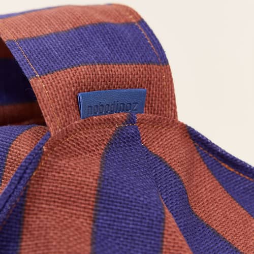 Sitzkissen für Kinder Vibes textil blau / Ø 70 cm - NOBODINOZ - Braunrot & Tintenblau / Gestreift - Expandiertes Polystyrol, Organische Baumwolle