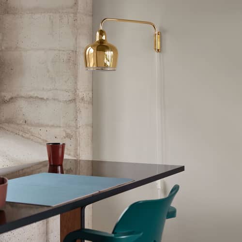 Golden Bell A330S Wall light with plug metal gold / Alvar Aalto, 1937 - Swivel Arm - ARTEK - Brass - Spun brass