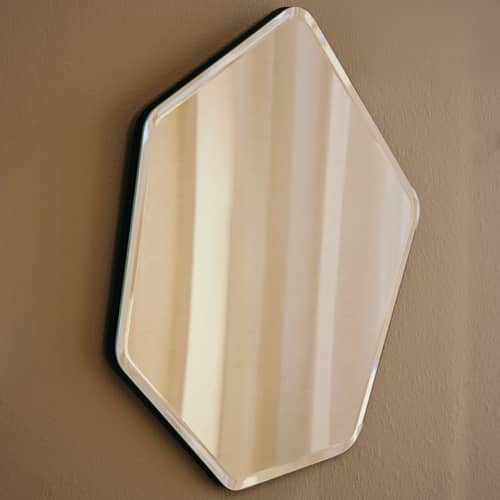 Miroir mural Ruby / L 33 x H 37.5 cm - BROSTE COPENHAGEN - H 37,5 cm / Tranche noire -  Verre miroir, MDF laqué