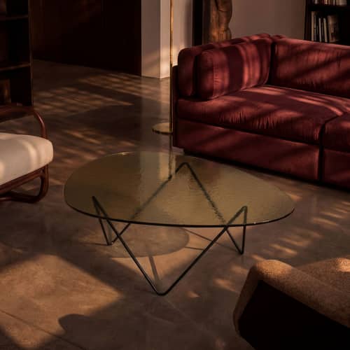 Table basse Pedrera verre texturé / 106 x 86 cm - Réédition 1955 - Gubi - Verre bronze (texturé) / Pied noir - Acier, Verre trempé texturé