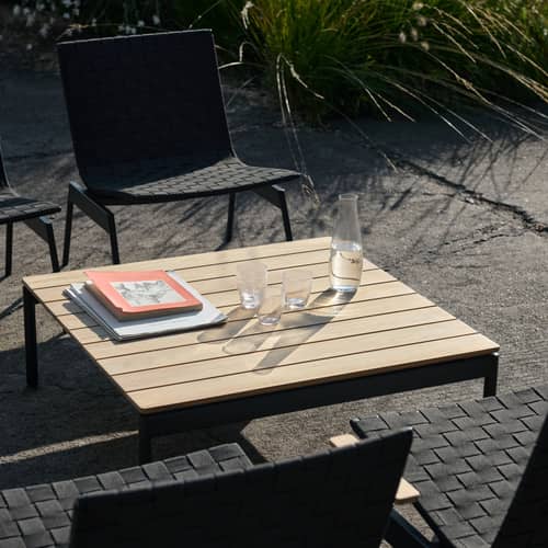 Tavolino Ville AV50 legno naturale / 90 x 90 x H 30 cm - &tradition - Nero caldo / Teck - Acciaio termolaccato, Teck