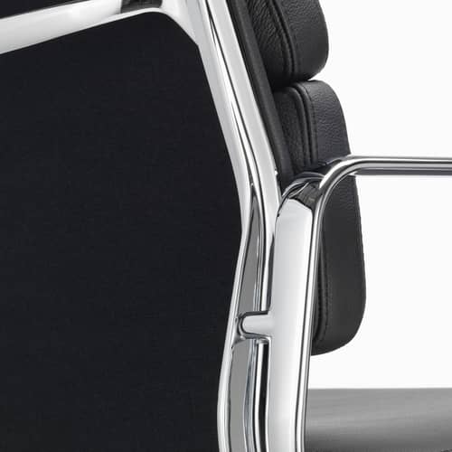 Fauteuil à roulettes Soft Pad EA 217 / Eames, 1969 - Vitra - Noir (cuir) / Pied chromé - Aluminium injecté poli, Cuir de vache, Mousse polyuréthane