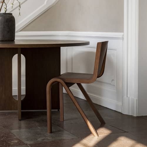 Stapelbarer Stuhl Ready holz natur / Sperrholz - Audo Copenhagen - Eiche dunkel - getöntes Eichenholzfurnier
