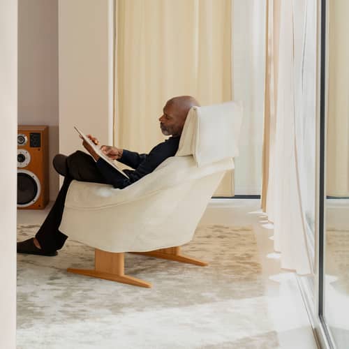 Set fauteuil & banc Bascule Highback tissu beige / Mécanisme d’inclinaison - Pieds chêne - Vitra - Crème (tissu Iroko) / Pied chêne - Chêne massif, Mousse PU recyclable, Tissu