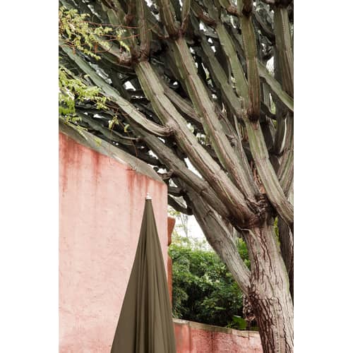 Sonnenschirm Lull textil grün / Ø 200 cm - Stoff & Holz - Ferm Living - Khakigrün - Buchenfurnier, Polyester-Gewebe