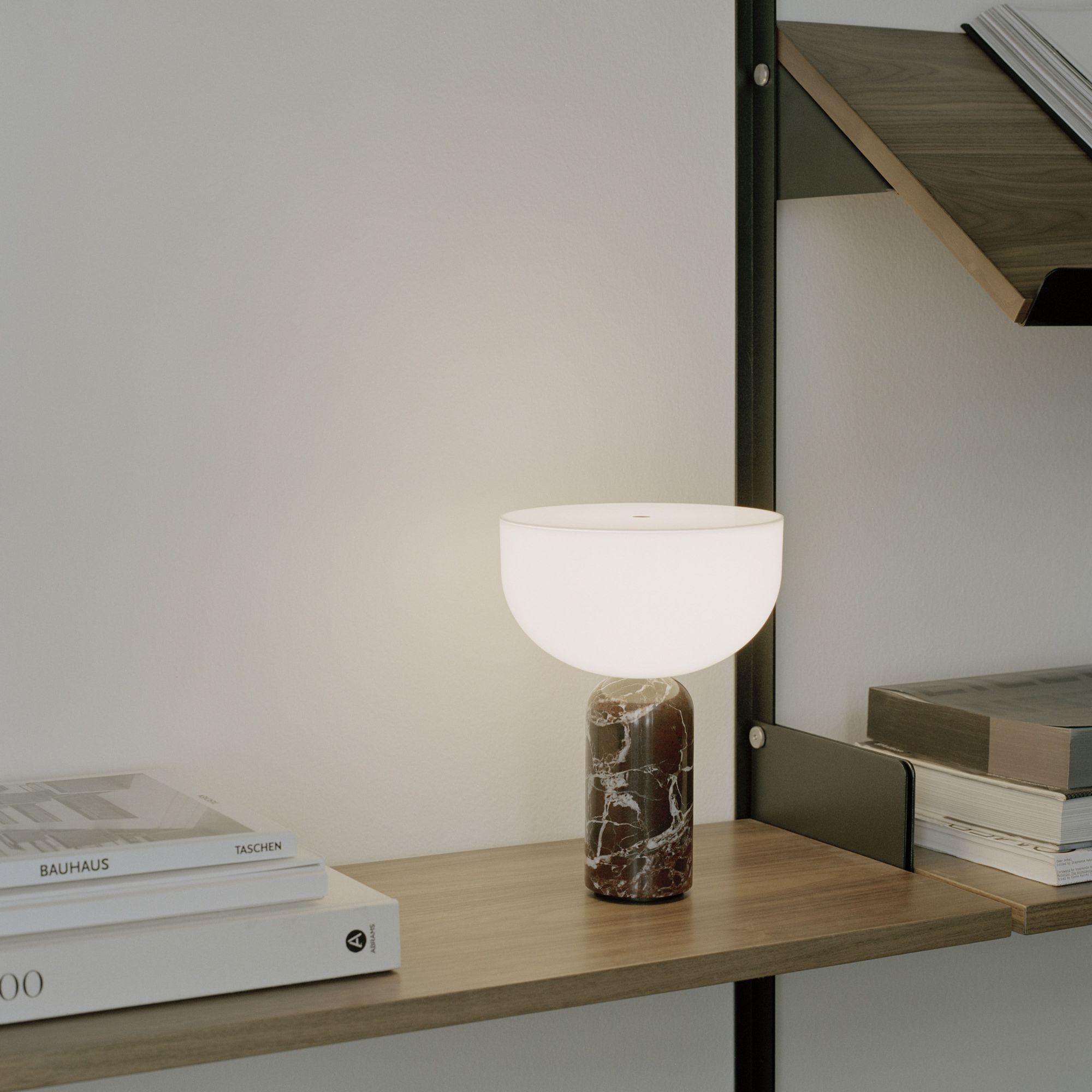 Lampe sans fil rechargeable  Kizu de New Works - lampes bureau iconiques