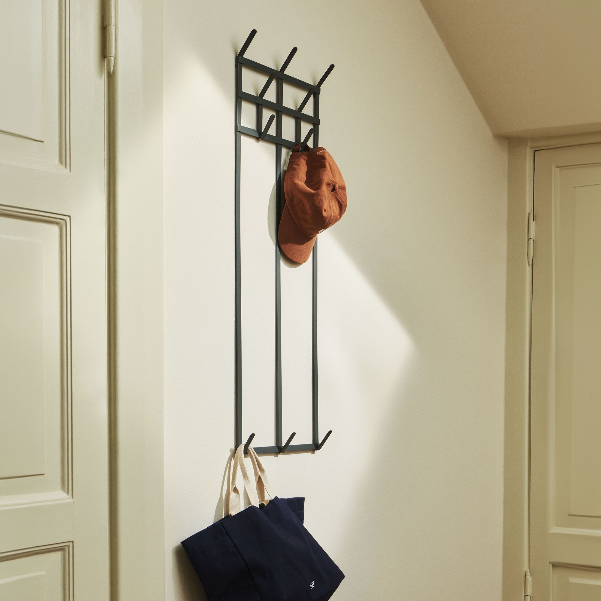 Wandgarderobe Tape Large von Hay - kohle