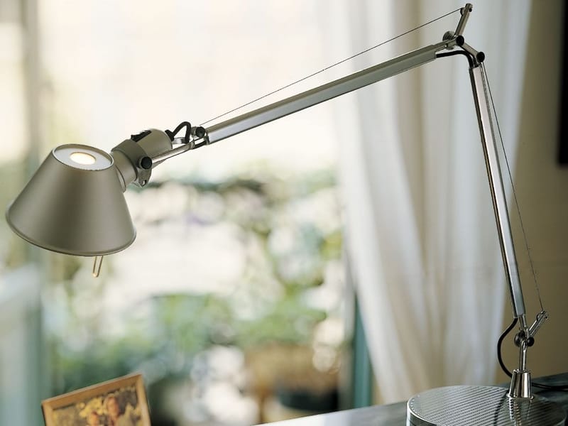 Scopri Lampada da tavolo Tolomeo Micro, Blu di Artemide, Made In Design  Italia