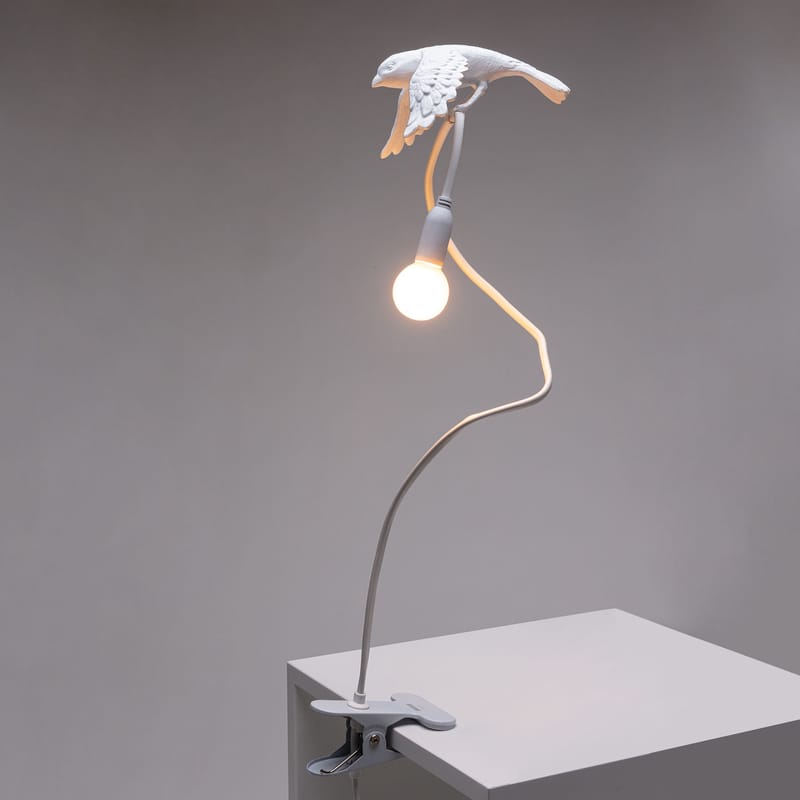 https://media.madeindesign.com/cdn-cgi/image/format=webp,width=800,height=800,quality=80/https://media.madeindesign.com/nuxeo/products/2/7/lampada-a-pinza-sparrow-taking-off-decollo-bianco_madeindesign_395072_original.jpg