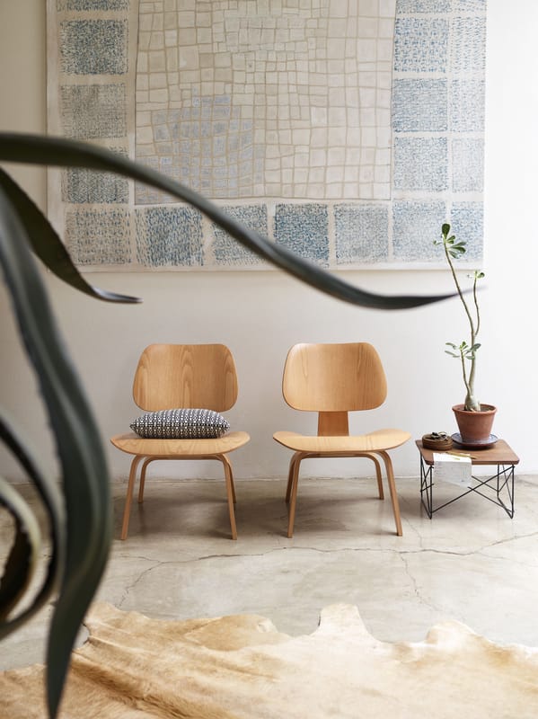 Poltrona bassa Plywood Group LCW di Vitra legno naturale Made