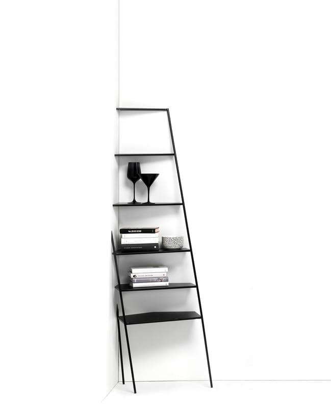https://media.madeindesign.com/cdn-cgi/image/format=webp,width=800,height=800,quality=80/https://media.madeindesign.com/nuxeo/products/3/c/etagere-d-angle-mama-small-noir-small_madeindesign_305232_original.jpg