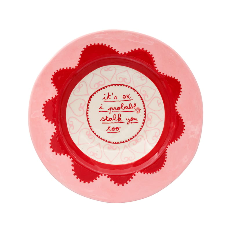 Tableware - Plates - It\'s ok i probably stalk you too Plate ceramic pink red / Ø 26 cm - Hand-painted - LAETITIA ROUGET - It\'s OK / Pink & red - Sandstone