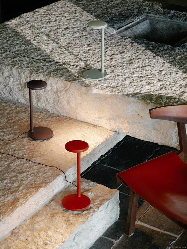 GT Company ST108 Tavolo Con Caricabatterie Wireless A Induzione E Bluetooth - Mobile In MDF Effetto Legno, Altoparlante Integrato E Porta USB