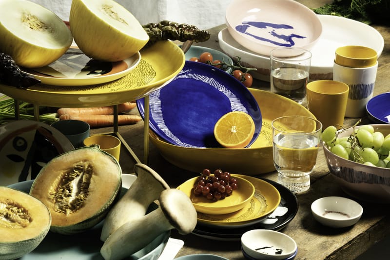 Service de table moderne en grès coloré et assiettes en porcelaine