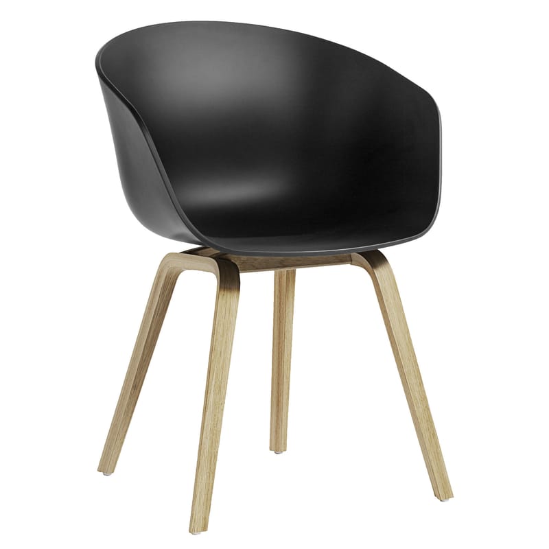 Mobilier - Chaises, fauteuils de salle à manger - Fauteuil About a ECO AAC22 plastique noir bois naturel / Plastique recyclé -  EU Ecolabel - Hay - Noir / Chêne verni mat - Chêne FSC, Plastique recyclé