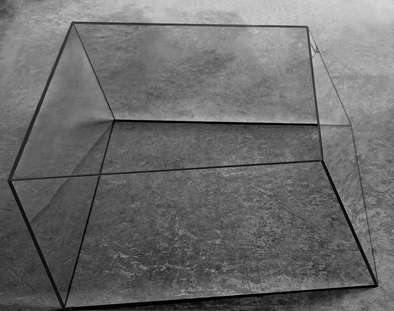Mobilier - Tables basses - Table basse Wireframe   / 75 x 87 cm - Piero Lissoni, 2011 - Glas Italia - Transparent - Arêtes noir - Cristal trempé
