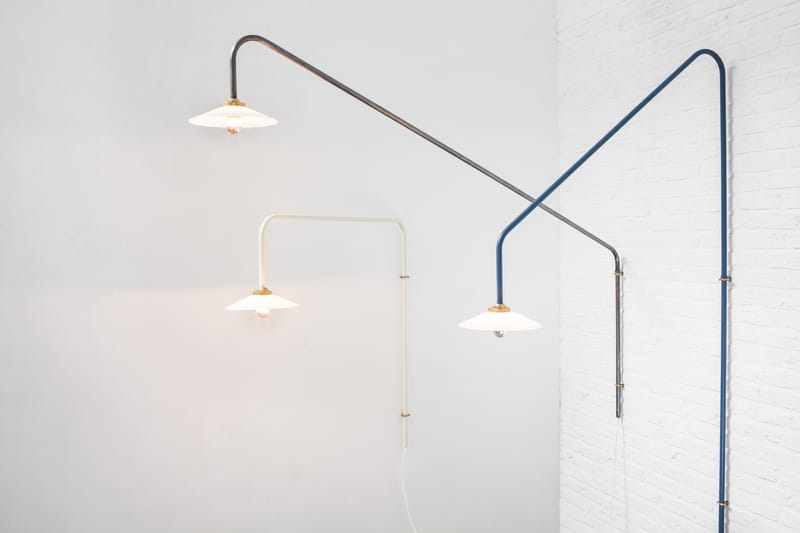 Wandleuchte mit Stromkabel weiß | blau Lamp n°4 In messing Design Hanging valerie Made - von objects